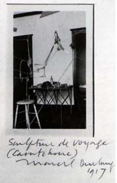 tensaban y sujetaban a las esquinas de la sala. Duchamp expone varias veces esta escultura de viaje durante los siguientes años, hasta que el plástico de los gorros comienza a desintegrarse.