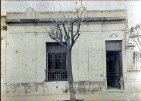 Denme pan y un libro, como decía el poeta Miguel Hernández. La biblioteca abre sus puertas en 1910. Funcionaba de noche, post horario laboral.