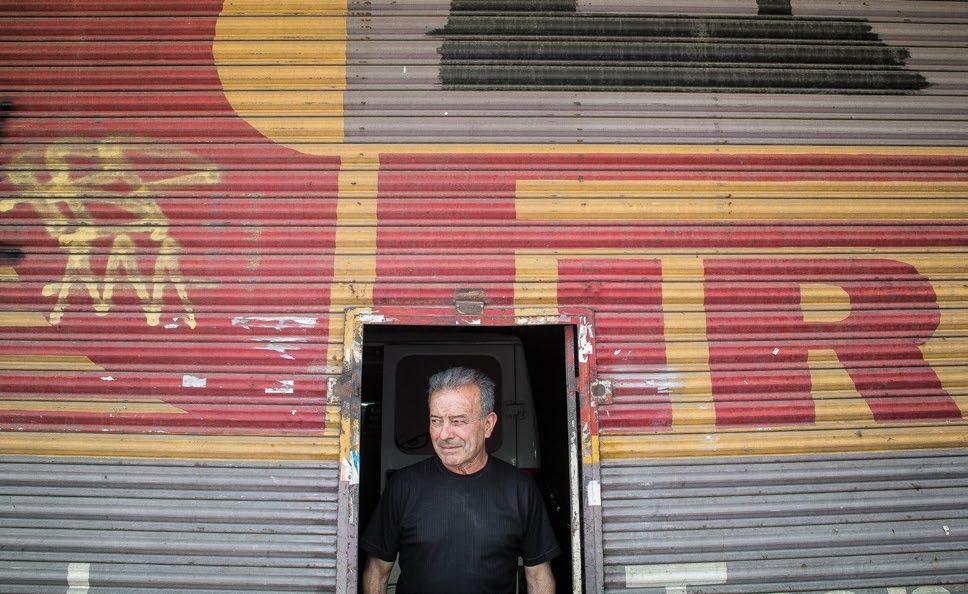 Francisco Francisco vive en Palermo, pero anda desde 1976 en el barrio con su taller de reparación de autos ubicado en la emblemática calle Warnes, una de las calles con más locales de autopartes del