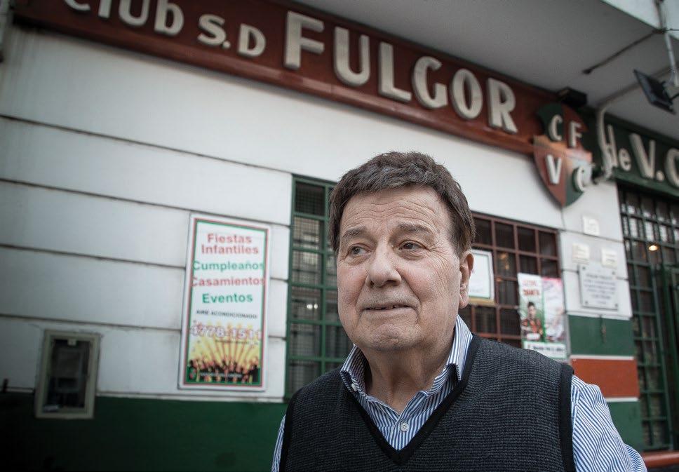 Club Fulgor Roberto, presidente del club, nació en Villa Crespo allá por el año 40, apenas siete años después de que surgiera el Fulgor en el 33, pero cuenta con orgullo que su relación con el club
