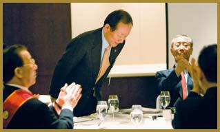 En 1971 se afilió al Club Rotario de Seoul Hangang, y nuevamente siguió los pasos de su padre cuando fue elegido gobernador en 1995-1996.