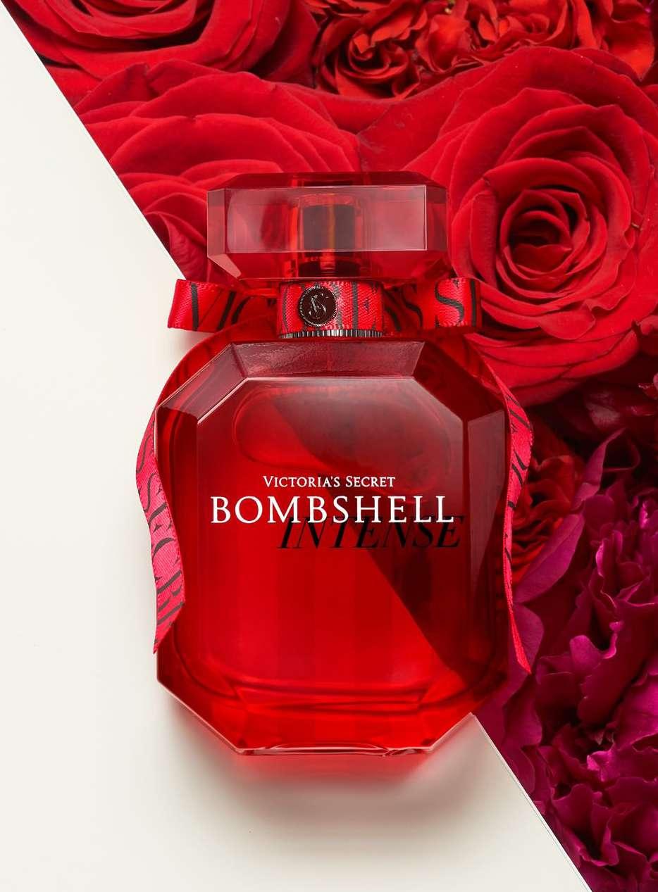 INTENSE EAU DE PARFUM La adición más provocativa a la colección de fragancias Bombshell e inspirada en la perfección del color rojo.