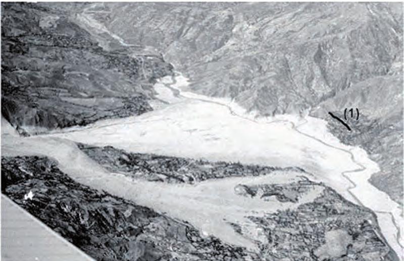 Peligros Geológicos por Procesos Glaciales, Cordillera Blanca - Río Santa 133 Vale la pena resaltar que gran parte de los hielos permanentes del nevado Huascarán (especialmente en el pico Norte) se