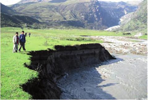 Peligros Geológicos por Procesos Glaciales, Cordillera Blanca - Río Santa 145 Finalmente, el flujo de detritos ingresó a la quebrada del río Chucchún y afectó terrenos de cultivos y viviendas.