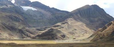 28 Fotografía 7 Valle glacial colgado (lado izquierdo), en la zona sur de la Cordillera Blanca.