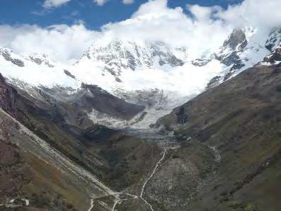 32 Fotografía 13 Morrenas de fondo de valle glaciar, a espaldas del nevado Huascarán (Yungay), producto de la confluencia de dos lenguas glaciares. de lagunas glaciares en el pasado.