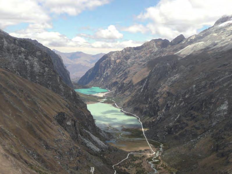 64 En la quebrada Llanganuco se tiene dos imponentes lagunas represadas por movimientos en masa (fotografía 43) originados tanto en el nevado Huandoy, como en el nevado Huascarán, Chinancocha y