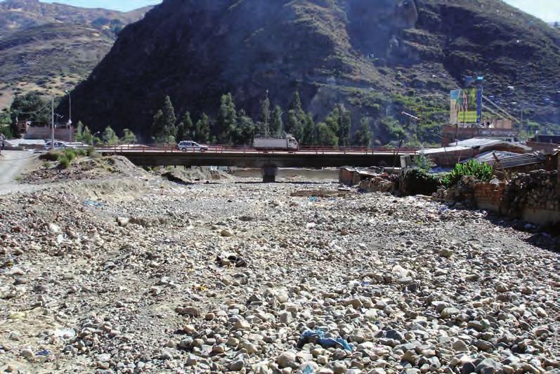 Peligros Geológicos por Procesos Glaciales, Cordillera Blanca - Río Santa 97 las viviendas ubicadas en sus márgenes, sino también a la estructura del puente que es el que une la ciudad de Huaraz