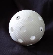 La bola: será de material plástico y tendrá un peso de 23gr. Será de color blanco, esférica y con un diámetro de 72mm. Tiene 26 agujeros de 10mm cada uno. 3.