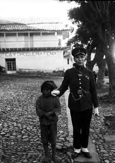 Luz y sombra en los Andes / 97 Fotografía 13. Chicucha y policía. Martín Chambi (1924) Fuente: Archivo fotográfico Martín Chambi. Cusco, Perú. www.martinchambi.