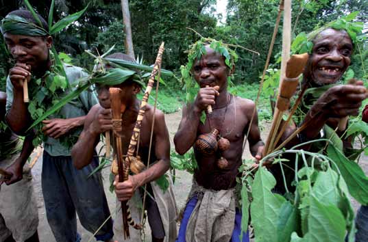 La libre expresión cultural es clave para la identidad de los pueblos indígenas, como en el caso de estos pigmeos batwa de Uganda que realizan una danza tradicional después de cazar en el bosque.