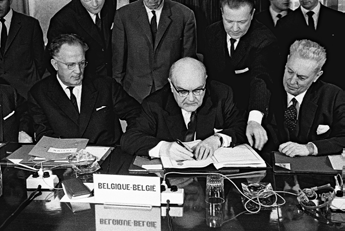 los Gobiernos de posguerra. En 1945, Spaak adquirió renombre internacional tras su elección como Presidente del primer periodo de sesiones de la Asamblea General de las Naciones Unidas.