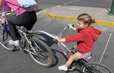 TÁNDEMS Y EXTENSIONES Verifica los límites de carga de los asientos infantiles. Cuando tu hijo o hija pese más de lo que aguanten estos asientos, puedes usar extensiones o bicicletas tándem.