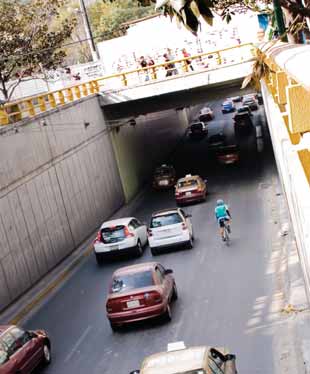 PUENTES Y TÚNELES Cuando circules en puentes vehiculares, el principal riesgo radica en que fácilmente puedes quedar