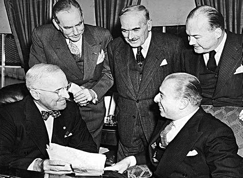 Figura 23: Presidentes Harry Truman y Gabriel González Videla (sentados) acompañados por Dean Acheson, Secretario de Estado de EEUU, Horacio Walker Larraín, Canciller de Chile y Edward Miller,
