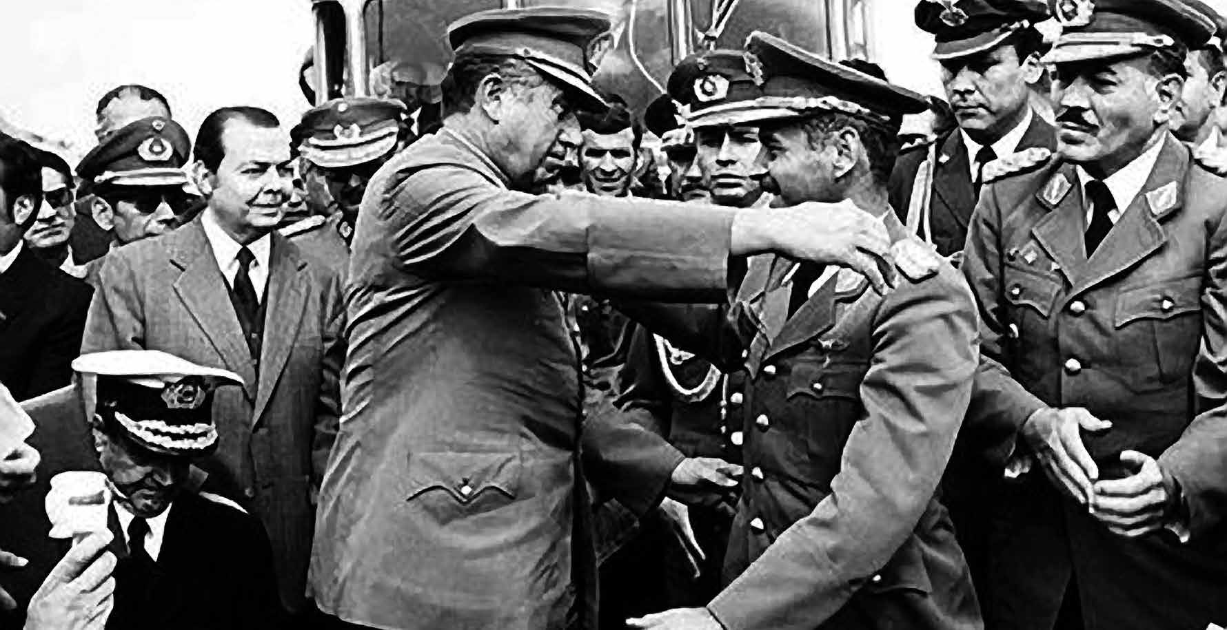 Figura 24: Gral. Augusto Pinochet y Gral. Hugo Banzer, al momento del Abrazo de Charaña, 1975.
