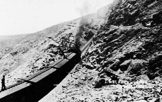 PARALIZACIÓN DEL FERROCARIL ARICA - LA PAZ En 1997 se suspendió el transporte de pasajeros del ferrocarril de Arica a La Paz y en 2001 el servicio de transporte de carga en el tramo chileno de la
