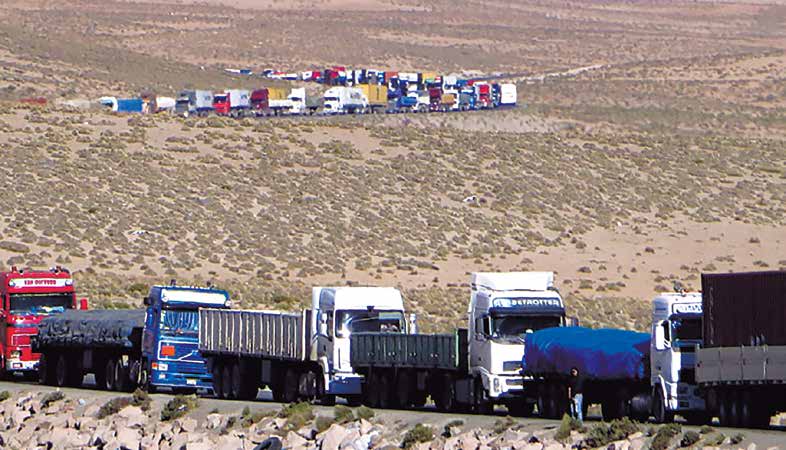 La carga boliviana transita principalmente por puertos chilenos, motivo por el cual, además de los costos aduaneros y los correspondientes a los trámites administrativos, necesarios para transportar