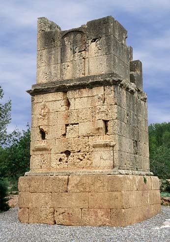 25 Torre sepulcral de los Escipiones (Tarragona, Tarragonès) Este nombre tradicional, Torre de los Escipiones, es por una identificación errónea de las dos figuras que