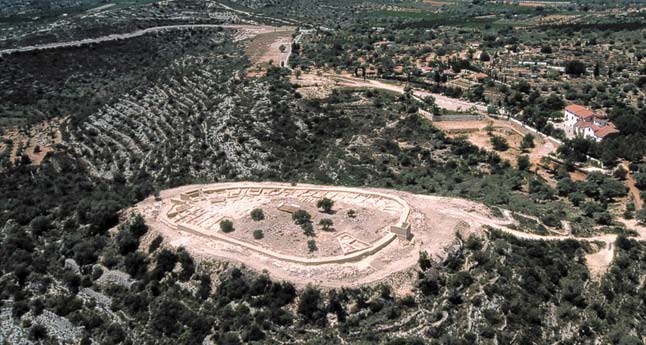 33 En este yacimiento el visitante puede ver los restos de un oppidum ibérico fortificado, con una ocupación permanente entre el siglo VII y el siglo I ac.
