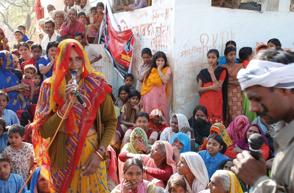 QUÉ SE PUEDE HACER? 2.6 Bin Deshweri y Girijar hacen una presentación para la ONG Samarpan Jan Kalayan Samiti en Konch, en el estado indio de Uttar Pradesh (2007).