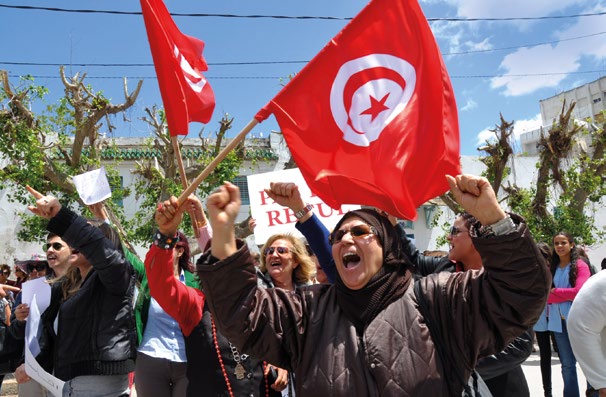 QUÉ SE PUEDE HACER? 2.7 Mujeres se manifiestan ante la Asamblea Constituyente de Túnez para exigir que haya paridad en la ley electoral, Túnez (2014).