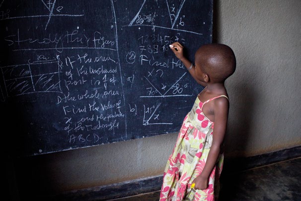 QUÉ SE PUEDE HACER? 2.3 Hamida Cyimana, de 6 años, hace sumas en una pizarra en Kigali, Ruanda (2012).