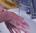 1 Lave sus manos con frecuencia Mantener sus manos limpias es una de las mejores maneras de evitar las enfermedades y su contagio.