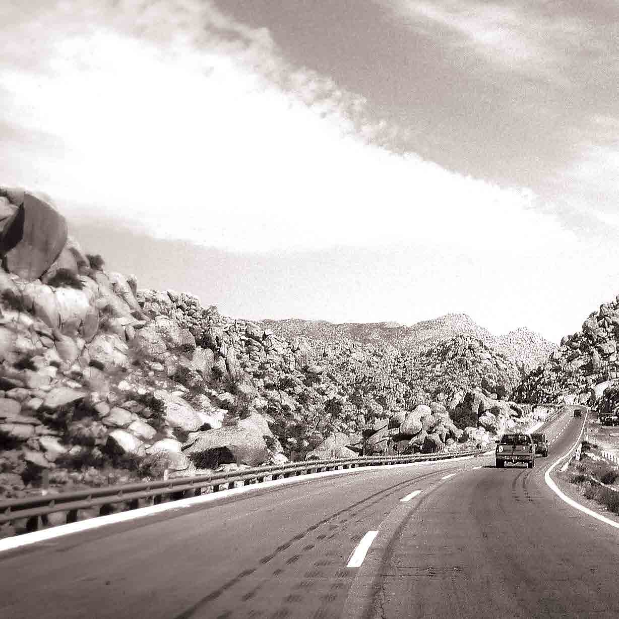 La autopista de La Rumorosa entreteje uno de los caminos más peligrosos transitados por los migrantes antes de llegar al desierto, a pocos kilómetros de Estados Unidos.