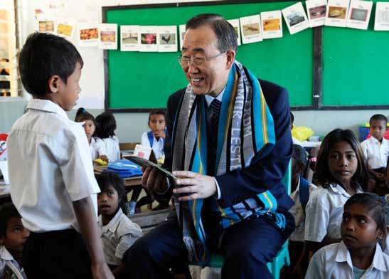 El Secretario General Ban Ki-moon con alumnos de la escuela Cassait, en el distrito de Liquica de Timor-Leste.