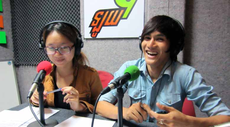 Estrategia del PNUD para la Juventud 2014-2017 LOY9: BBC Media Action Show radial de conversación apoyado por el PNUD estimula a los jóvenes camboyanos a fortalecer la participación cívica.