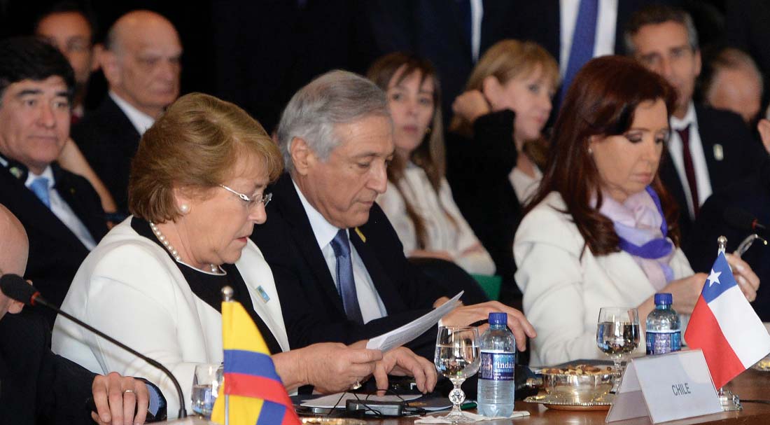 Desde arriba: Las presidentas de Chile, Michelle Bachelet, y de Argentina, Cristina Fernández,