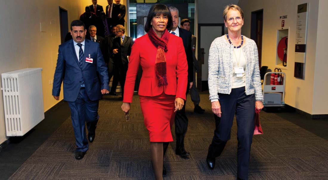 Desde arriba: Portia Simpson Miller, Primera Ministra de Jamaica, a su llegada en Ginebra