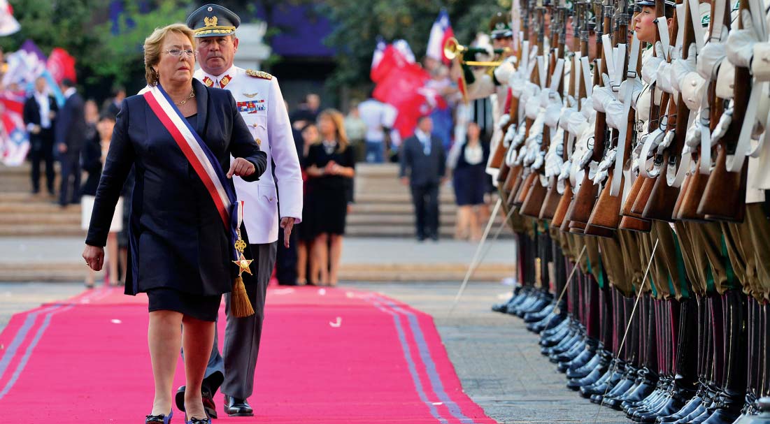 Desde arriba: La Presidenta de Chile, Michelle Bachelet, llega al Palacio de