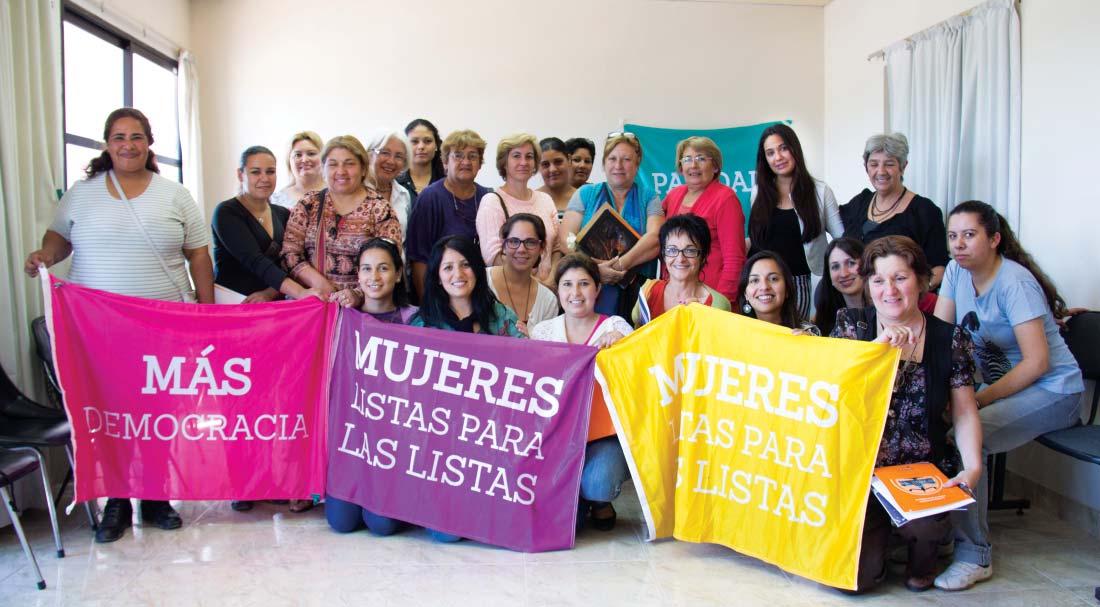 Desde arriba: Encuentro de mujeres por la paridad en Uruguay. Foto: Cotidiano Mujer.