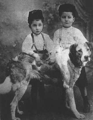 José Antonio y Miguel Primo de Rivera, en una foto infantil poco conocida, posan junto a su perro tocados con unos