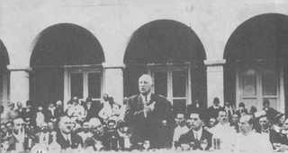 Al fondo, a la derecha, aparece su hijo Miguel Don Miguel durante uno de sus discursos al final de un banquete celebrado en su honor en uno