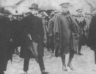 En la foto, don Miguel flanqueado por los poetas Antonio y Manuel Machado, y, junto a éste, José Antonio José Antonio, con uniforme militar