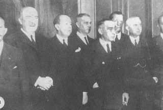 En la foto inferior, un grupo de generales encartados en la causa sobre «responsabilidades de la Dictadura», junto a