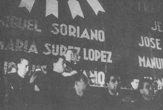 José Antonio, a quien se distingue encaramado en la tapia de la izquierda, dirigió un vibrante discurso recordando el aniversario de la Batalla de