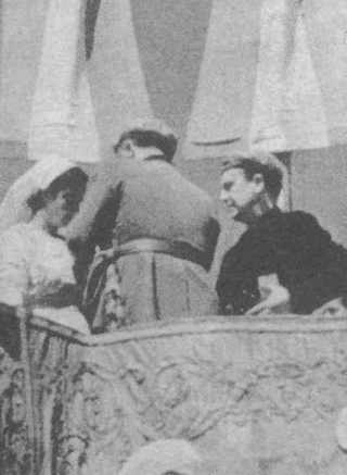 paz. En la foto, Pilar Primo de Rivera saluda brazo en alto, junto a Carlos Pinilla, entonces gobernador civil y jefe provincial En mayo de 1939, un