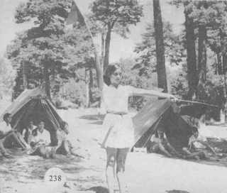 «Ruiz de Alda». Señales de banderas en un campamento juvenil.