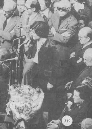 Millares de mujeres de toda España se reunieron en el castillo de la Mota para rendir homenaje de despedida a Pilar Primo de Rivera, tras la disolución de la Sección Femenina.