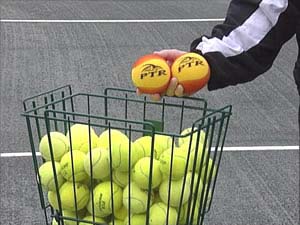 Planificando una Temporada de Entrenamiento & Competición de Tenis Pelotas de Tenis La abundancia de pelotas de tenis es importante para una práctica exitosa.