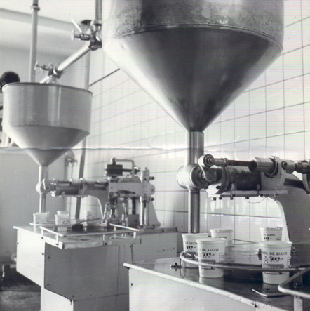 En 1968 llegó el sachet, un envase revolucionario para la época. En esta época la distribución de leche pasa a estar a cargo de los almacenes y supermercados.