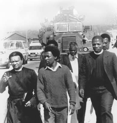 Cronología Junio de 1976 El distrito de Soweto se amotina; comienza la oposición masiva contra el apartheid.