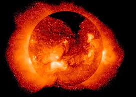 El viento solar confina al campo magnético terrestre o campo geomagnético en una cavidad conocida como la magnetosfera.