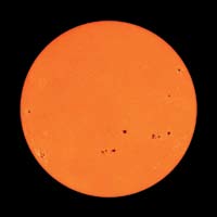EL CICLO SOLAR Mucha gente piensa que el Sol no cambia. De hecho, el Sol es una estrella muy activa, muy dinámica. La actividad del Sol se manifiesta a través de las manchas solares.