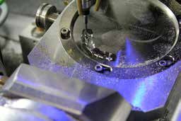 Con la extensión de procesamiento en húmedo también es posible procesar materiales como el vidrio cerámica / disilicato de litio y titanio.