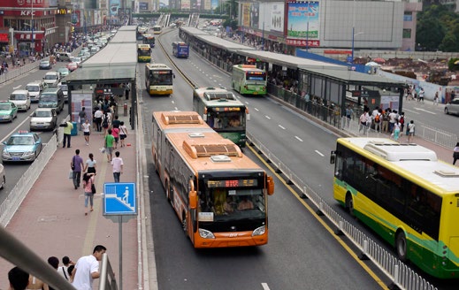 Evaluación de la calidad del transporte público de superficie En esta estación, el BRT de Guangzhou tiene 3 subestaciones cada una con tres bahías de acoplamiento para permitir servicios exprés,